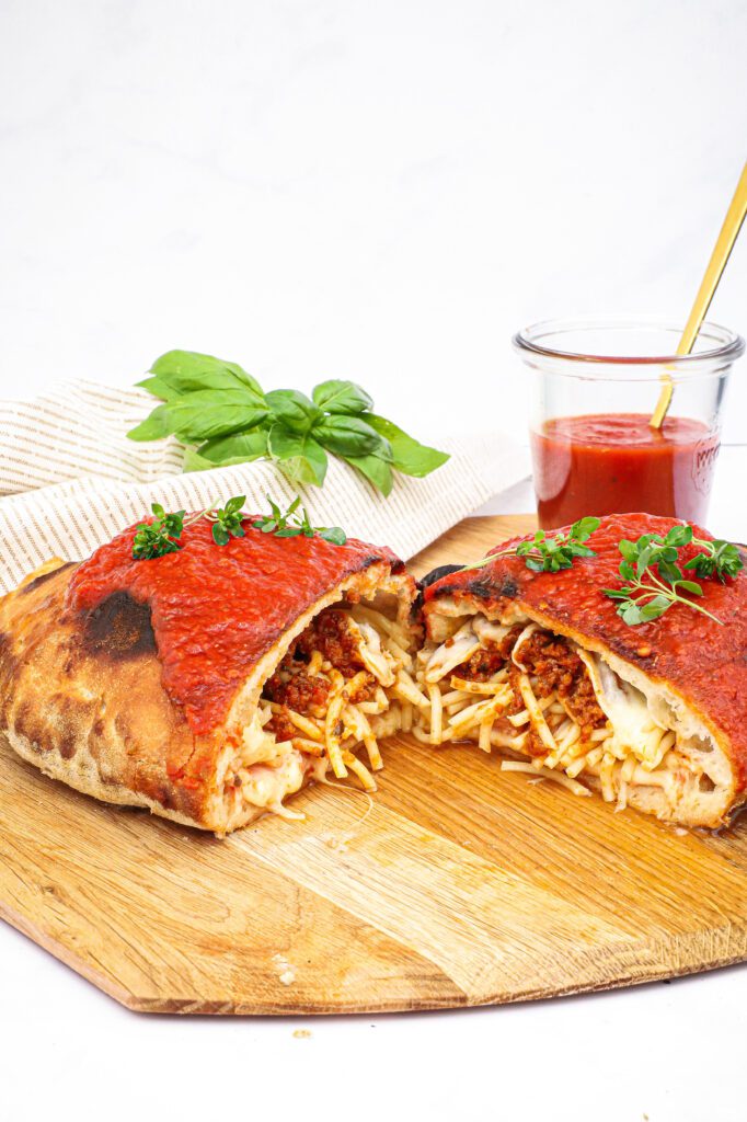 Calzone bolognese - Opskrift på calzone med spaghetti og kødsauce