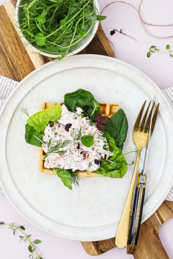 Vafler med laksesalat - Opskrift på mad vadler med laks