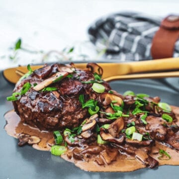 Hakkebøffer i fad - Opskrift med cremet champignonsauce