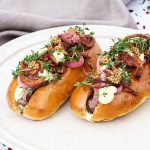 Steak dogs med bearnaise og løg - Opskrift på gourmet hotdogs