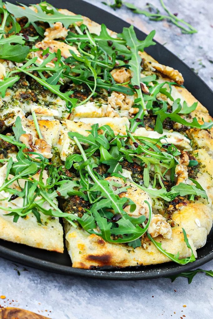 Pizza bianco med gedeost - Opskrift på pizza med gedeost