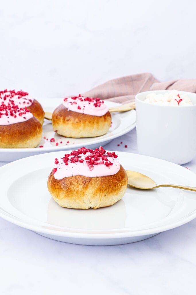 Fastelavnsboller med creme og syltetøj - Opskrift på fastelavnsboller