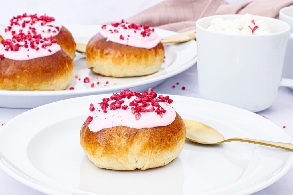 Fastelavnsboller med creme og syltetøj - Opskrift på fastelavnsboller