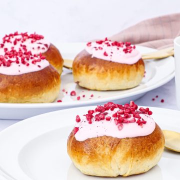 Fastelavnsboller med creme og syltetøj - Opskrift på fastelavnsboller