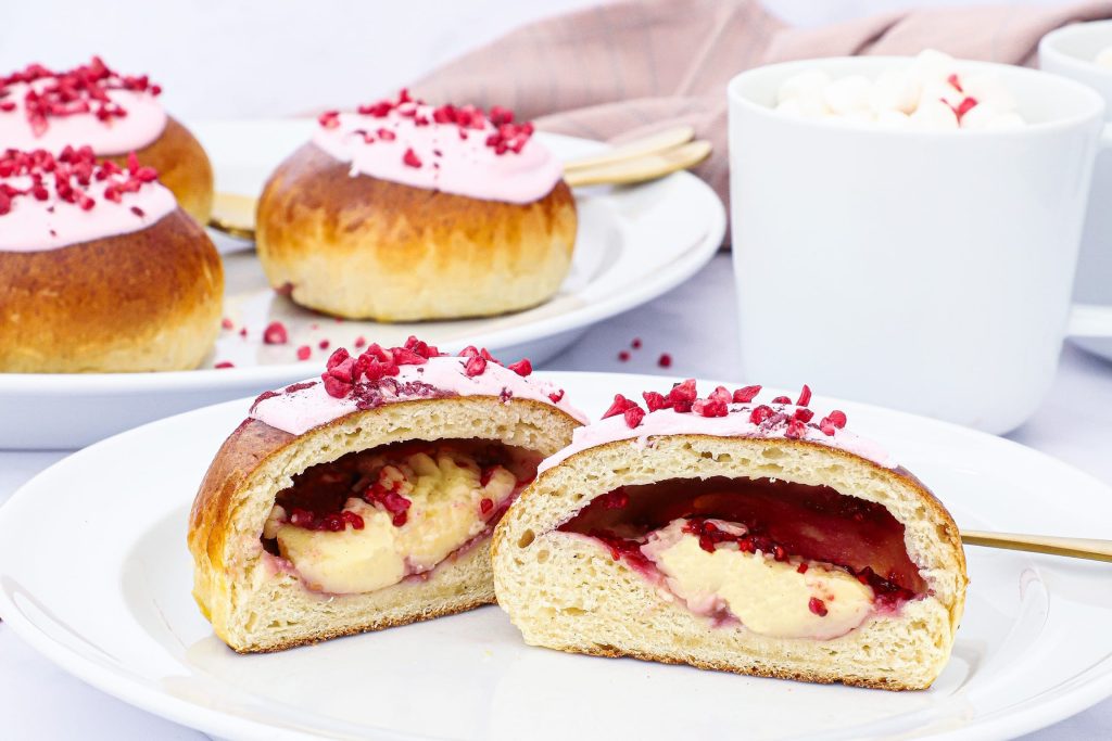 Fastelavnsboller med creme og syltetøj - Opskrift på fastelavnsboller