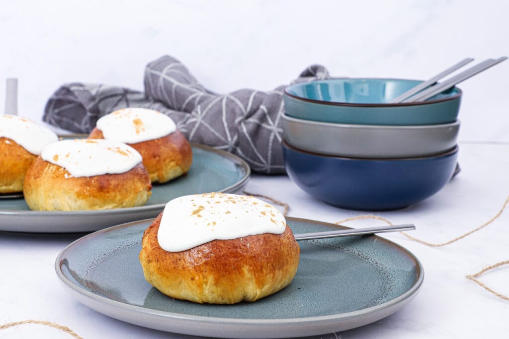 Fastelavnsboller med creme og remonce - Opskrift på fastelavnsboller