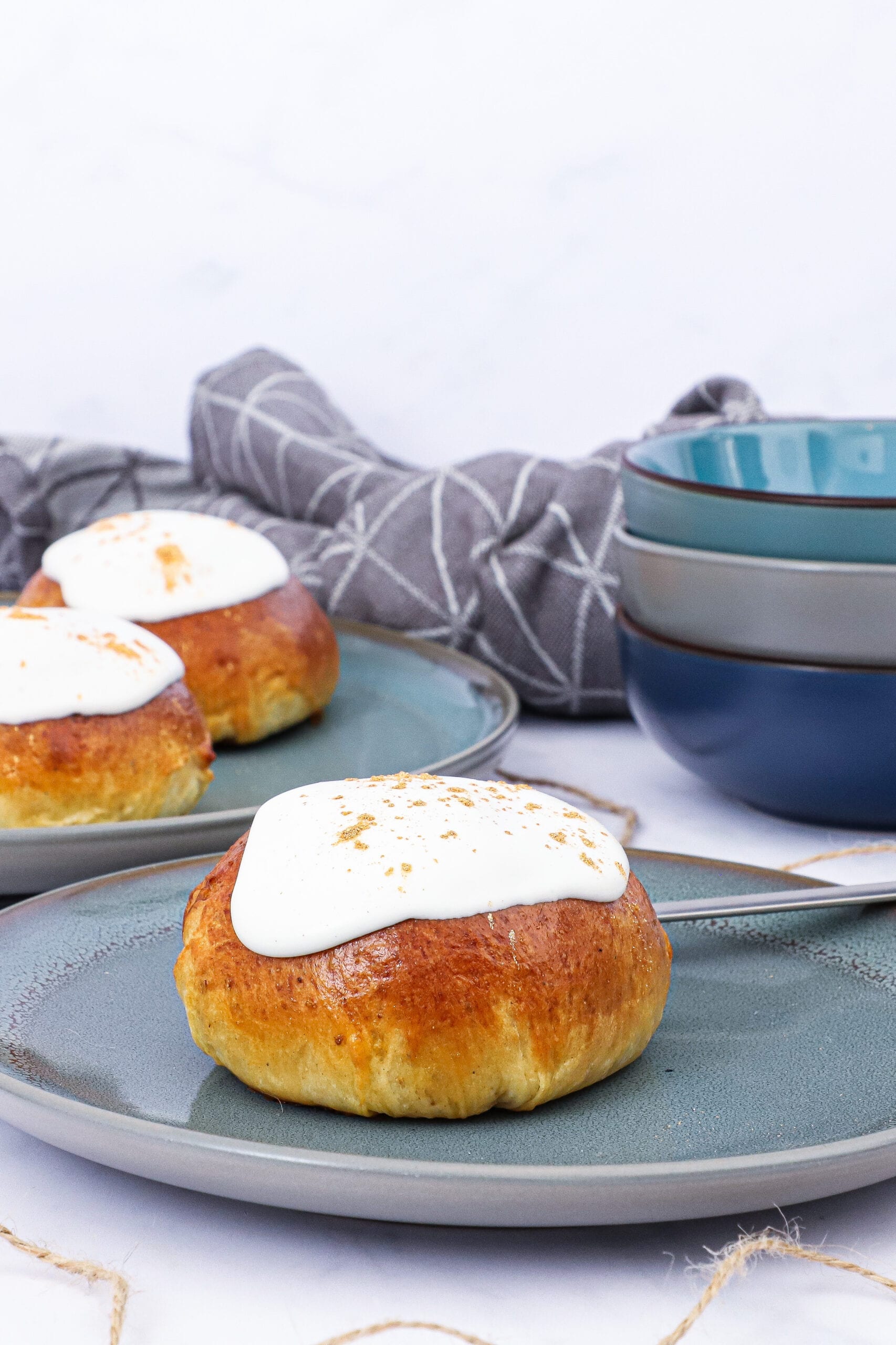 Fastelavnsboller med creme og remonce - Opskrift på fastelavnsboller