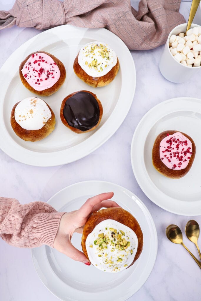 Fastelavnsboller med creme og remonce - Opskrift på fastelavnsboller