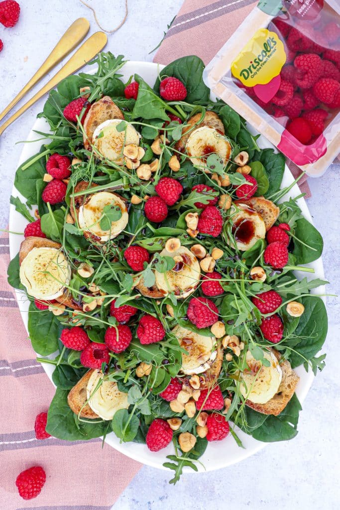 Salade Chevre Chaud med friske hindbær