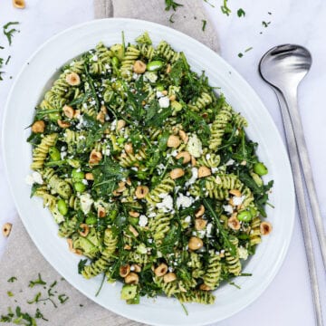 Pastasalat med pesto - Opskrift på pastasalat med pesto og feta