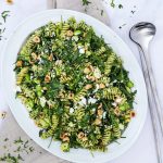 Pastasalat med pesto - Opskrift på pastasalat med pesto og feta