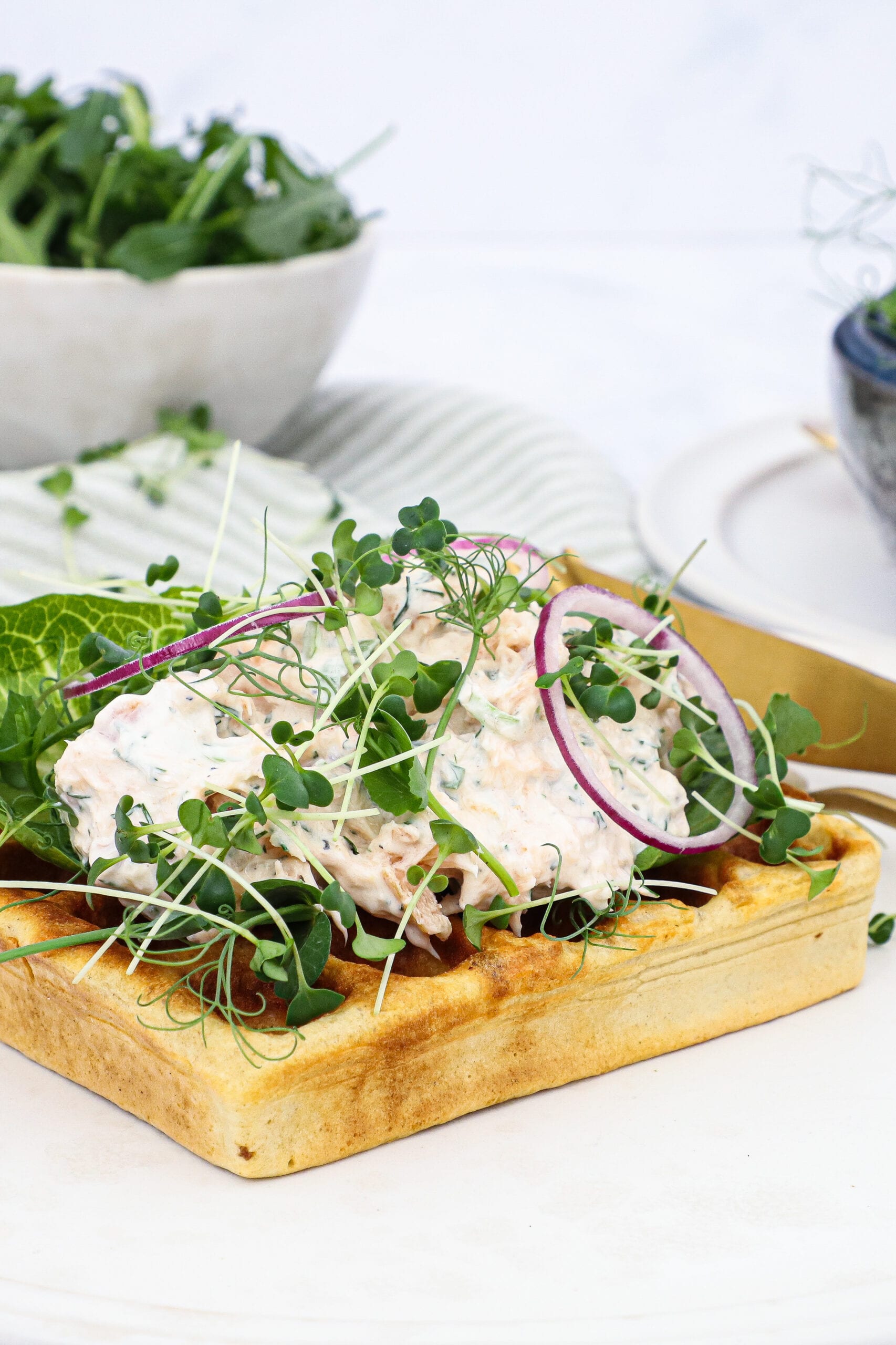 Vafler med varmrøget laksesalat - Opskrift på laksesalat