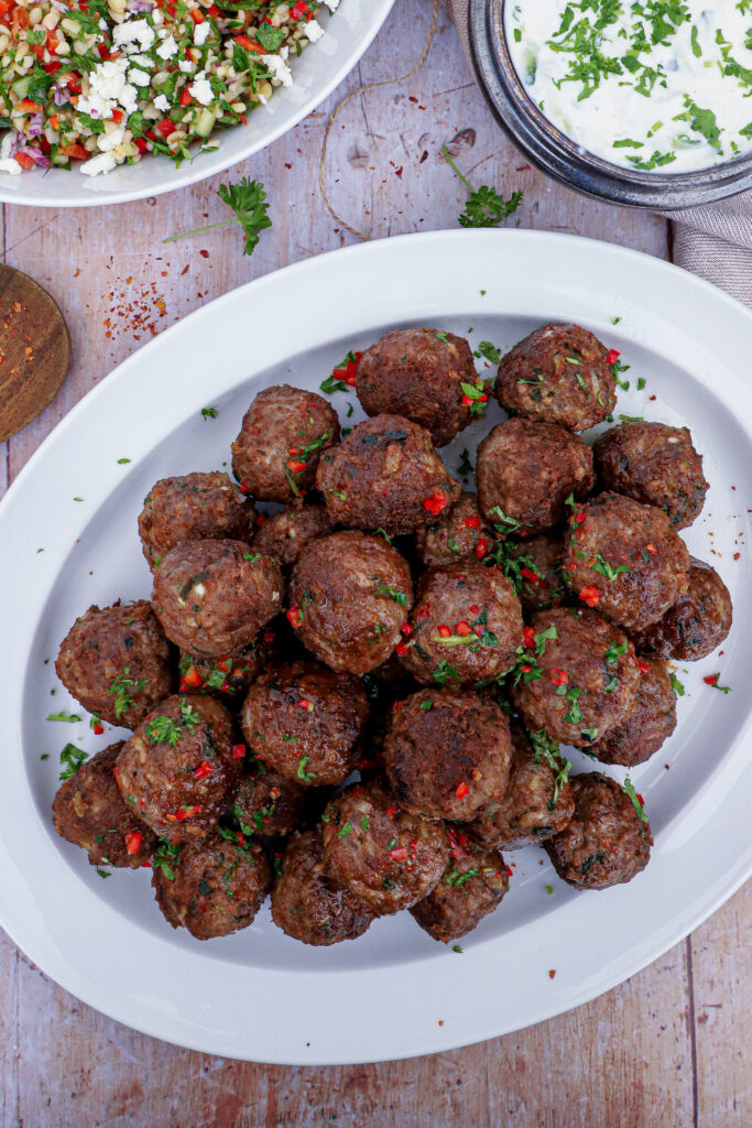 Græske kødboller - Opskrift på saftige græske frikadeller