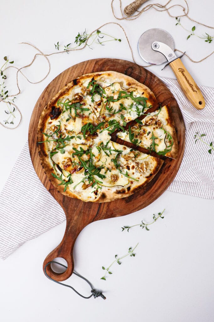 Pizza bianco med gorgonzola - Opskrift med pærer og valnødder