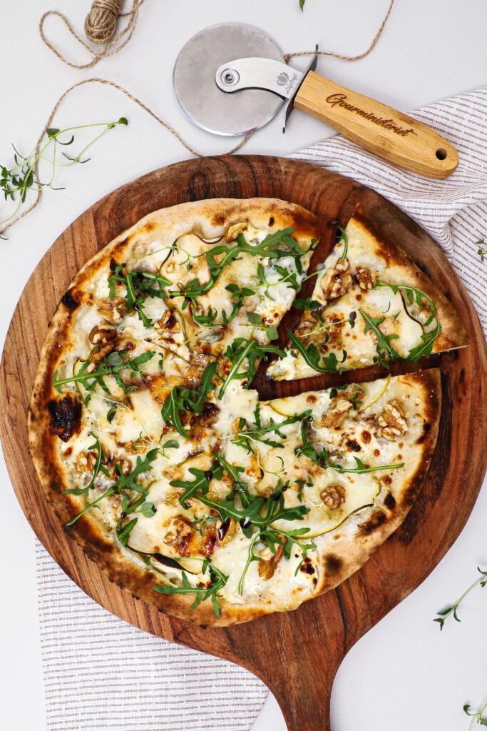 Pizza bianco med gorgonzola - Opskrift med pærer og valnødder