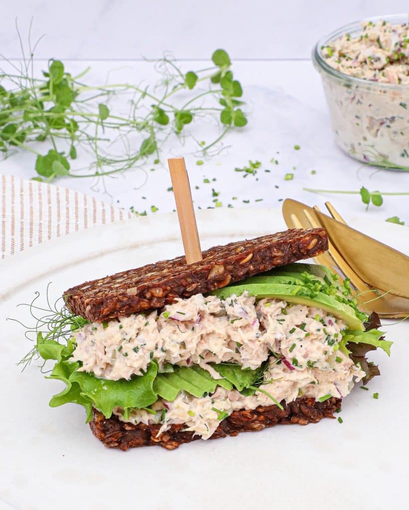 Tunsandwich - Opskrift på ristet rugbrødssandwich med tunsalat