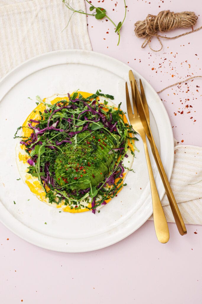 Spejlæg med kål og avocado - Opskrift på sund morgenmad