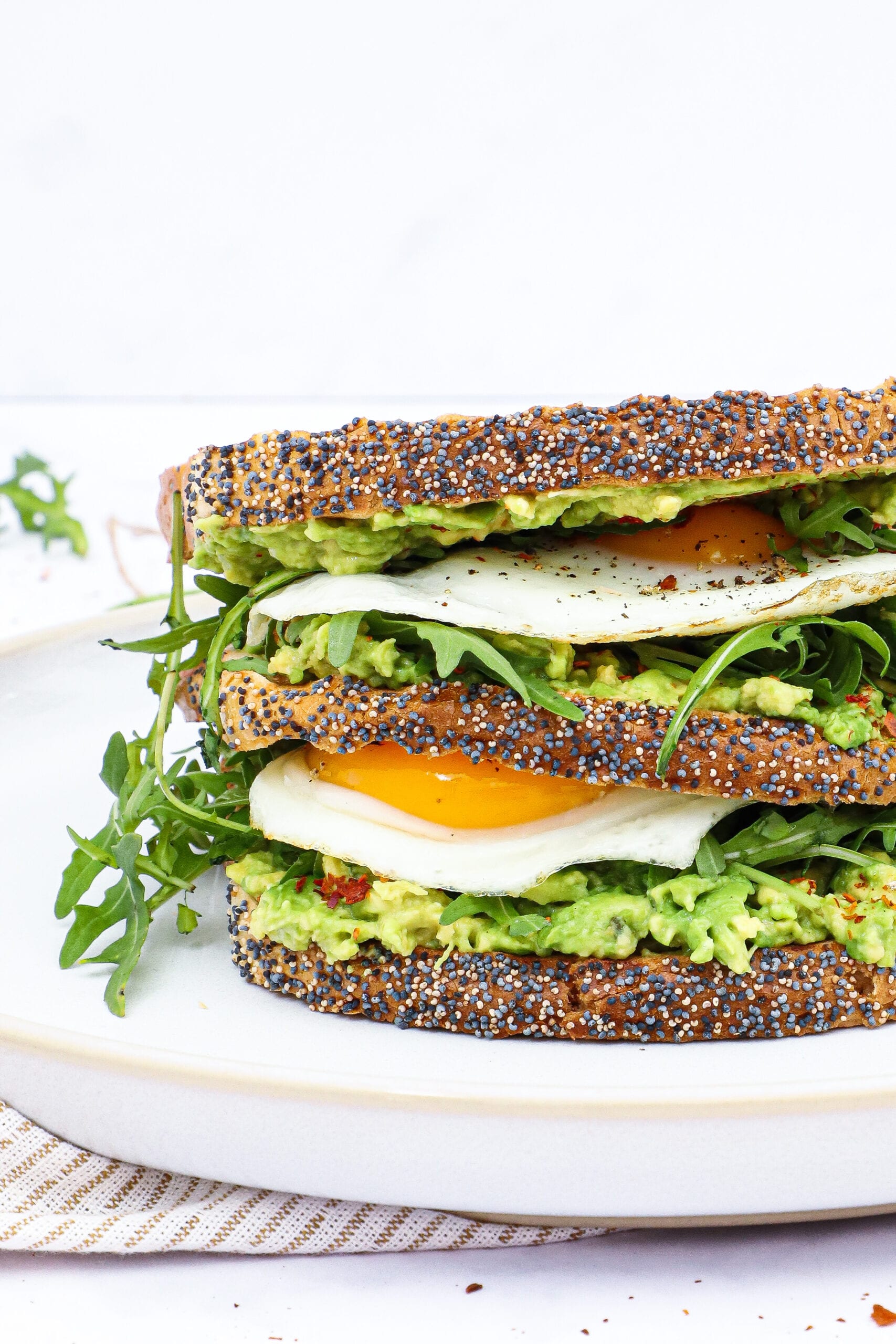 Avocado toast - Opskrift på toast med avocado og spejlæg