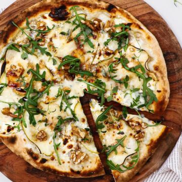 Pizza bianco med gorgonzola, pærer og valnødder