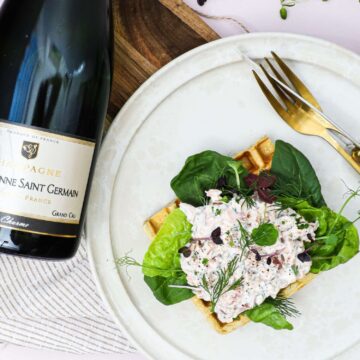 Vafler med laksesalat og urter