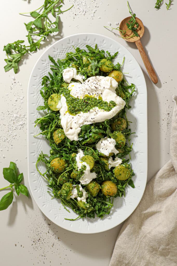 Kartoffelsalat med pesto og burrata