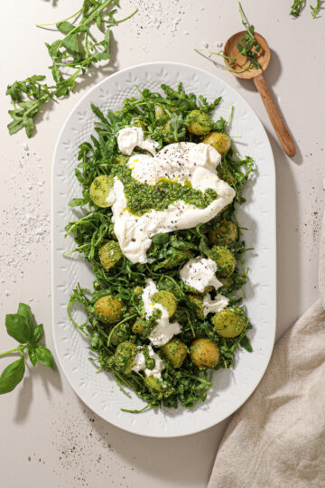 Kartoffelsalat med pesto og burrata - Opskrift på pestokartofler
