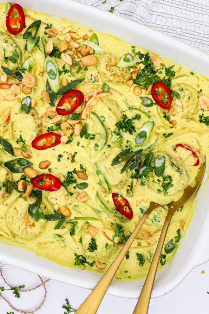 Thai karry – Kødboller i gul karry med kokosmælk og grønt
