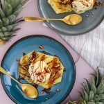 Grillet ananas med vaniljeis og karamelsauce - Opskrift på grillet dessert