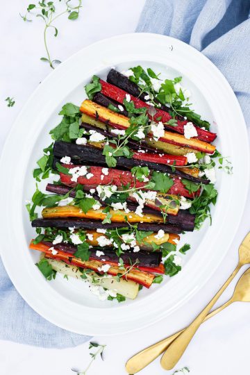 Bagte gulerødder - Opskrift på citronbagte gulerødder med feta