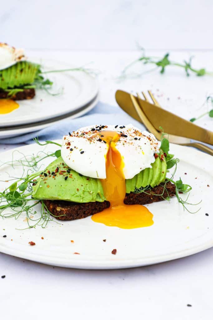 Pocheret æg og avocado - Opskrift på smørrebrød med pocheret æg