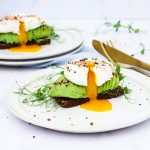 Pocheret æg og avocado - Opskrift på smørrebrød med pocheret æg