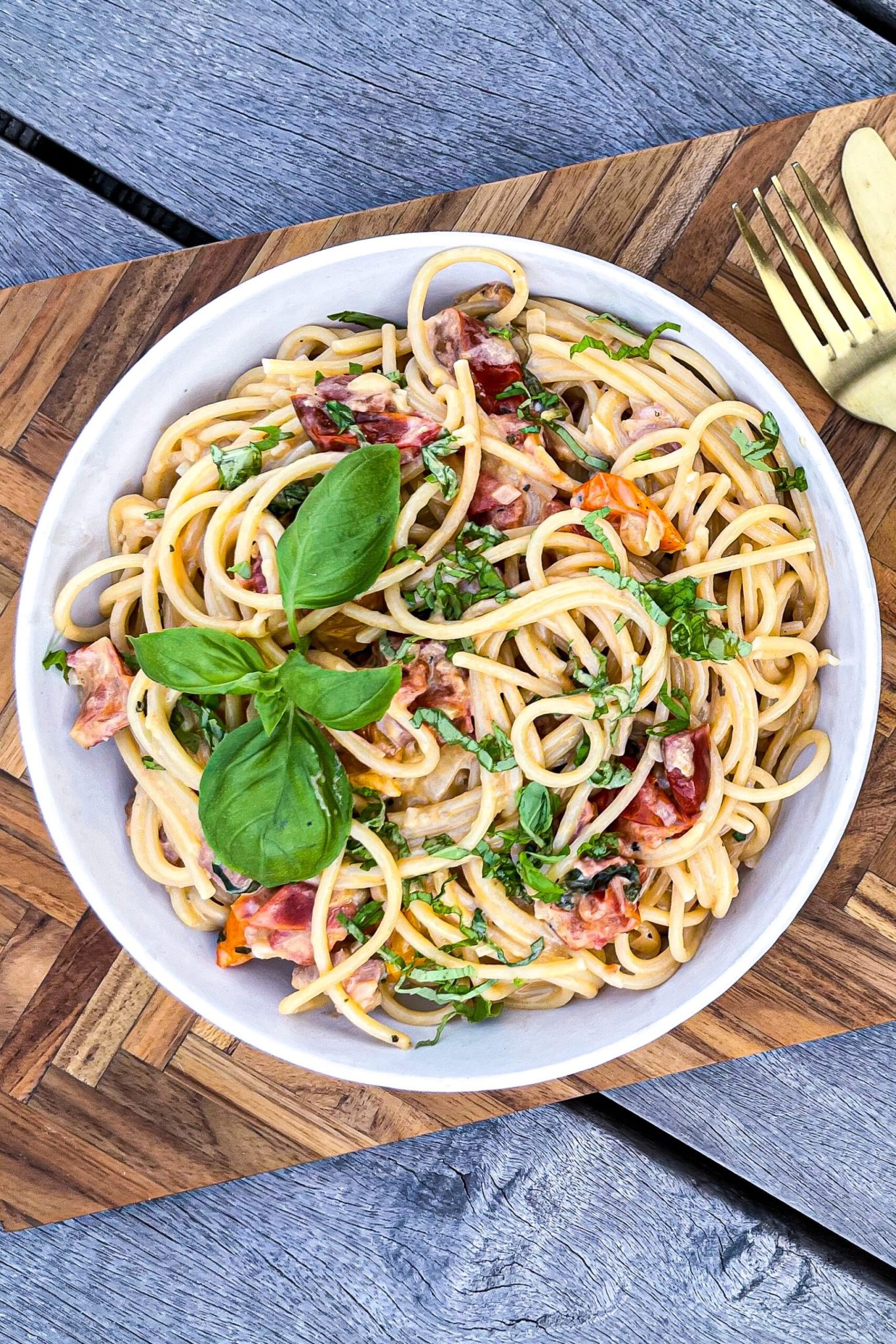 Cremet pasta med pancetta og tomater Opskrift på nem pasta
