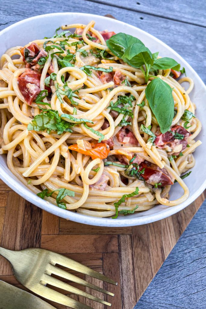 Cremet pasta med panchetta og tomater - Opskrift på nem pasta