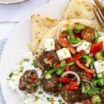 Græske kødboller i fladbrød - Opskrift med tzatziki og græsk salat