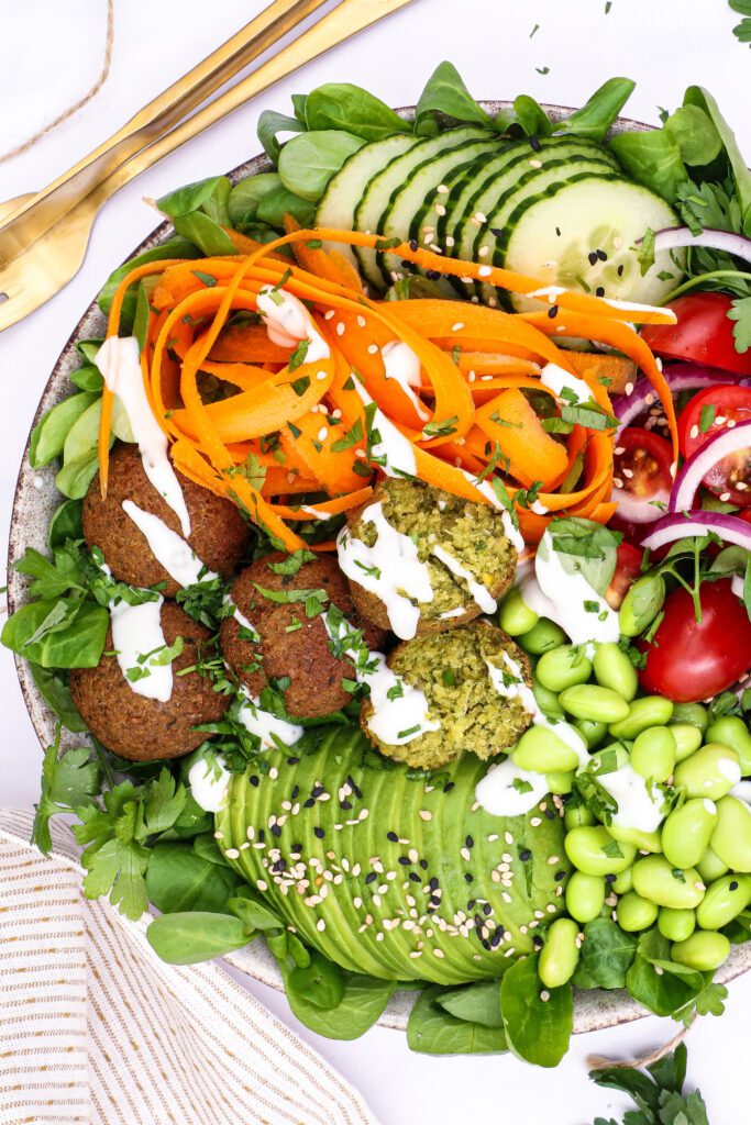 Buddha bowl med falafler - Opskrift på falafel bowl med grøntsager