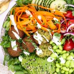 Buddha bowl med falafler - Opskrift på falafel bowl med grøntsager