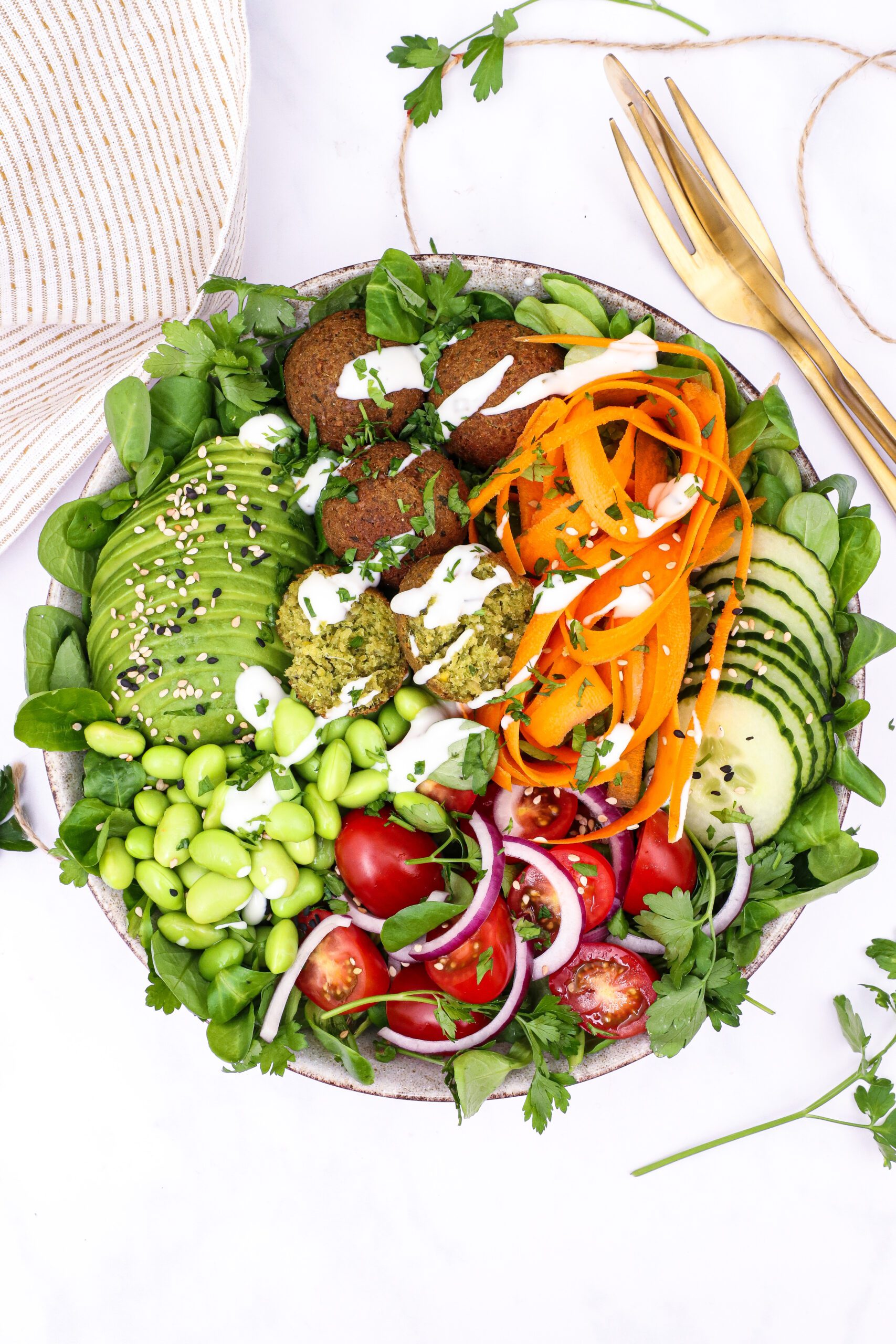 Buddha bowl med falafler - Opskrift på falafel bowl med grøntsager