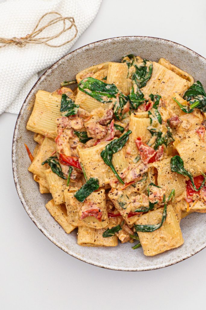 Cremet pasta med ricotta, bacon og tomater