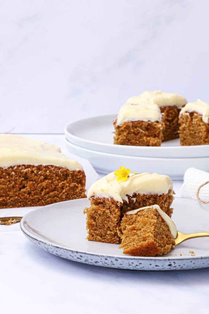 Gulerodskage med frosting