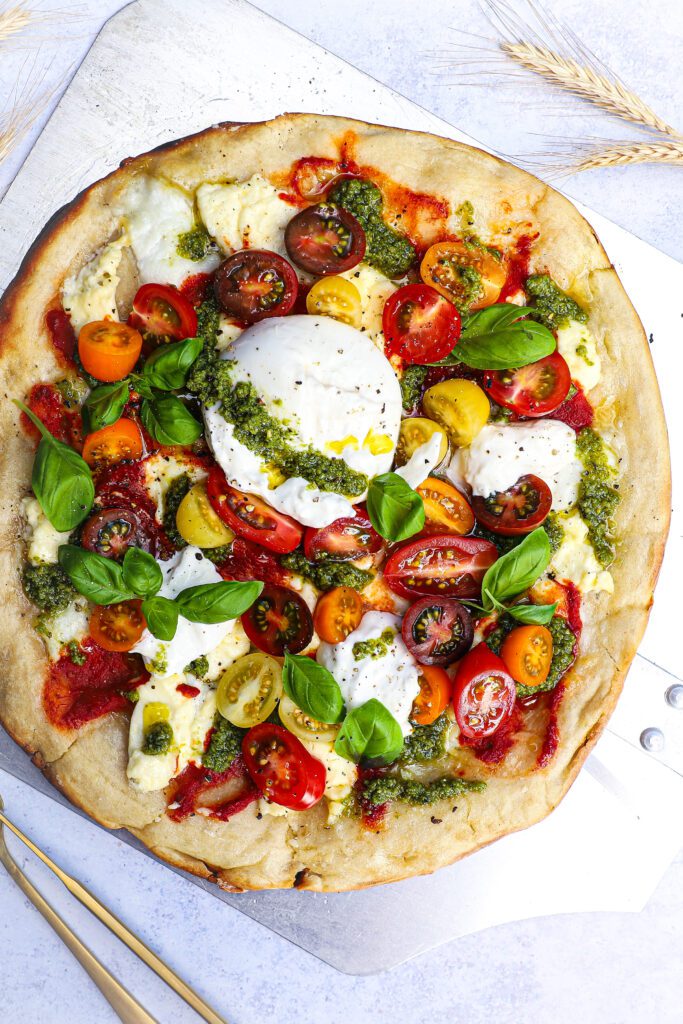 Pizza med burrata og friske tomater - Pizzatopping inspiration