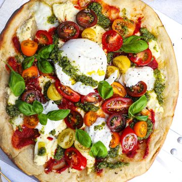 Pizza med burrata og friske tomater - Pizzatopping inspiration