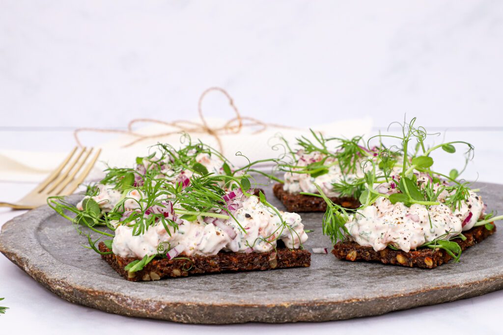 Smørstegt rugbrød med laksesalat - Opskrift på laksesalat