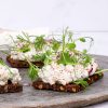 Smørstegt rugbrød med laksesalat - Opskrift på laksesalat