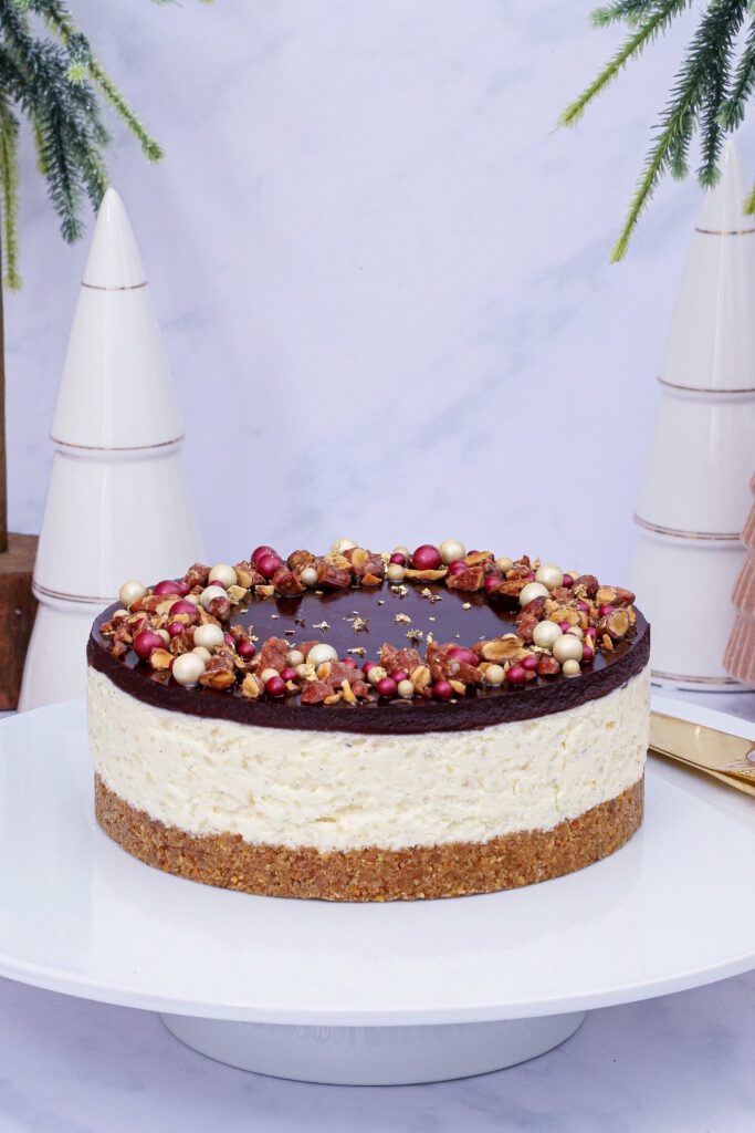 Risalamande cheesecake, - lavet med brændte mandler og kirsebærsauce - julens smukkeste dessert.