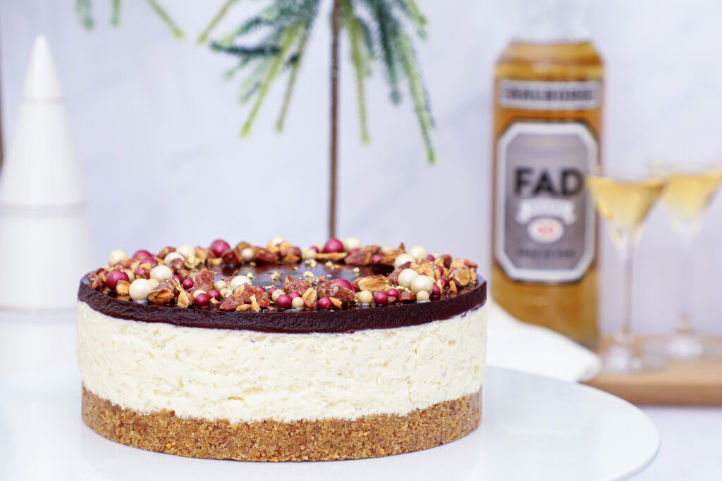 Risalamande cheesecake, - lavet med brændte mandler og kirsebærsauce - julens smukkeste dessert.
