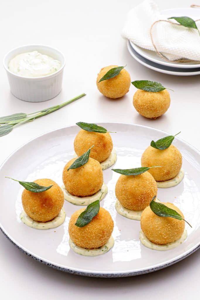 Arancini – Sprøde risottokugler med estragonmayo og salvie