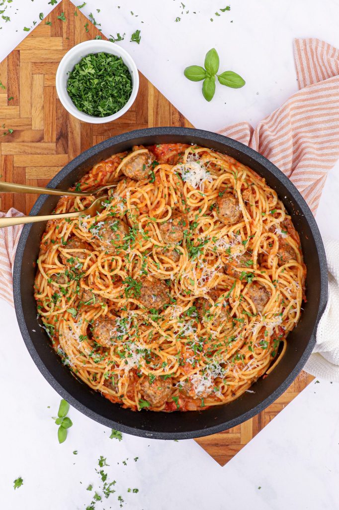 Pasta med kødboller i cremet tomatsauce