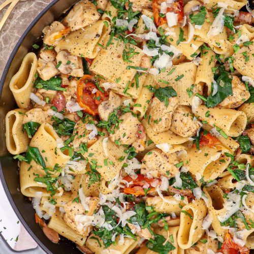 Cremet pasta med kylling, pancetta og fløde Opskrift på nem pasta