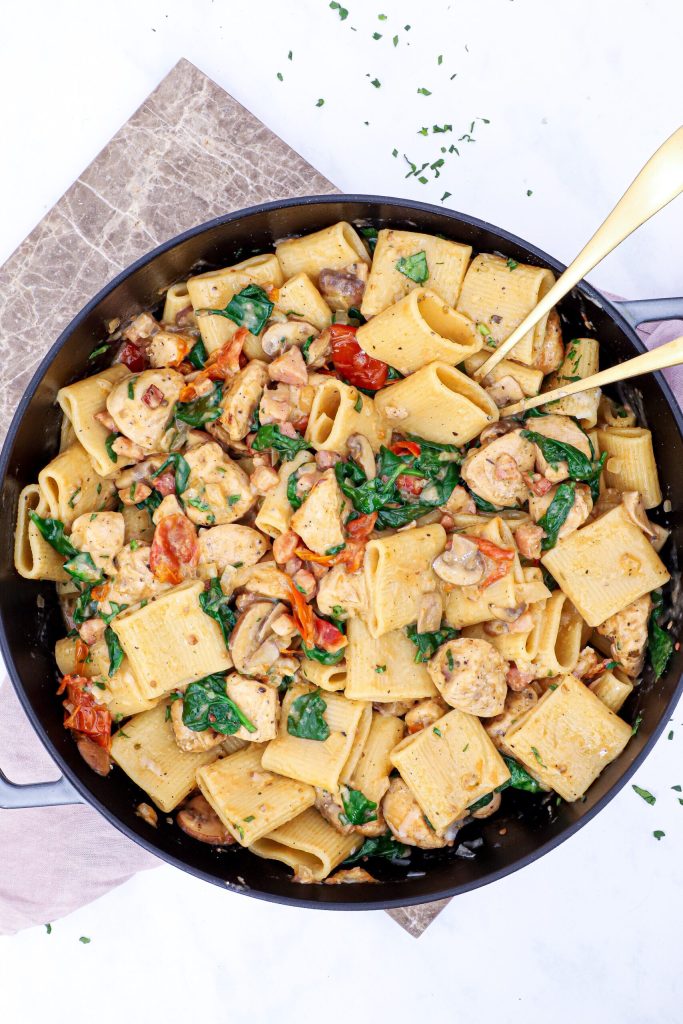 Cremet pasta med kylling, pancetta og svampe