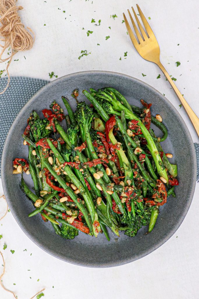 Lun bønnesalat med aspargesbroccoli, soltørrede tomater og parmesan